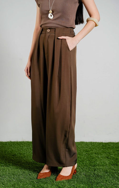 Selenne Front Pleated Pants warna dark brown, celana panjang kulot wanita model high waist warna cokelat tua dari This Is April.