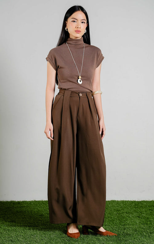 Selenne Front Pleated Pants warna dark brown, celana panjang kulot wanita model high waist warna cokelat tua dari This Is April.