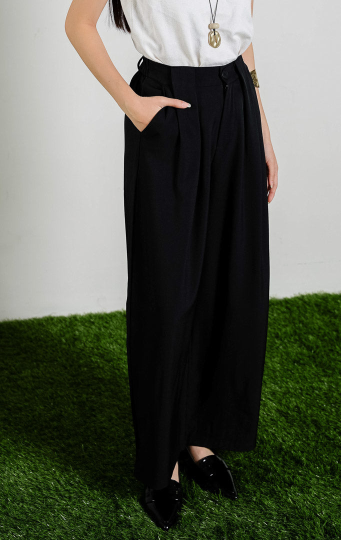Selenne Front Pleated Pants warna black, celana panjang kulot wanita model high waist warna hitam dari This Is April. 