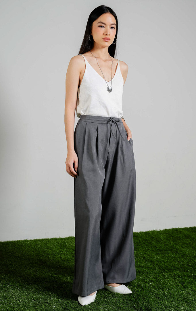 Pevensie Relaxed Wide Leg Drawstring Pants warna grey, celana panjang kulot wide leg wanita warna abu-abu bertali serut depan. 