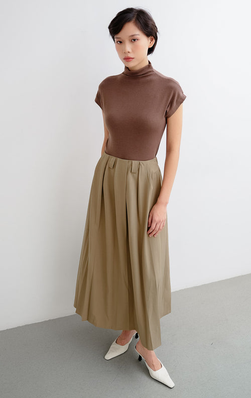 Rok panjang wanita (maxi skirt) warna khaki Christine Skirt dengan potongan A-line yang anggun, berbahan polyester ringan dan jatuh (flowy).