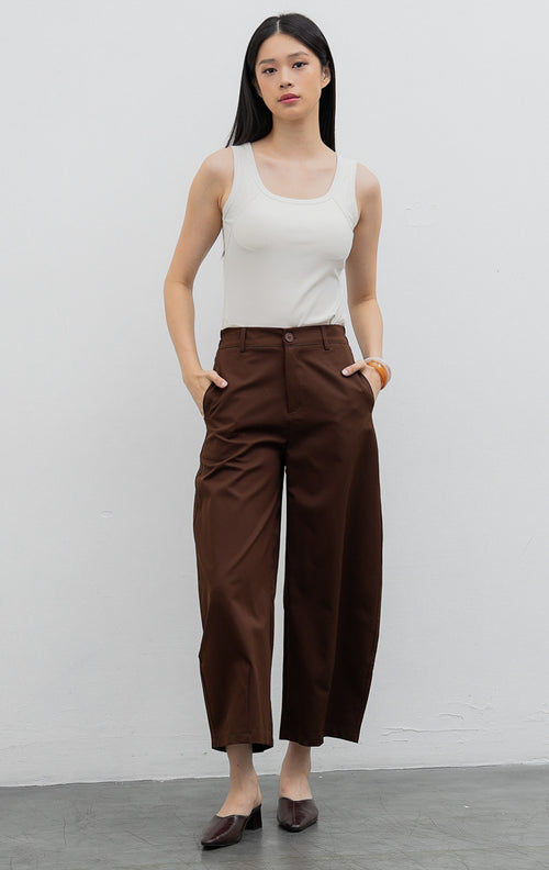 Celana panjang wanita model lurus (straight leg) warna cokelat tua (dark brown) Coletta Pants berbahan cotton twill terstruktur dengan saku fungsional, bukaan kancing depan, dan belt loops.