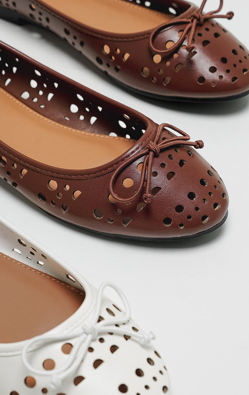 Tampak atas sepatu ballet flats wanita warna cokelat tua Cyra Flats dengan motif laser cut dan aksen pita manis.