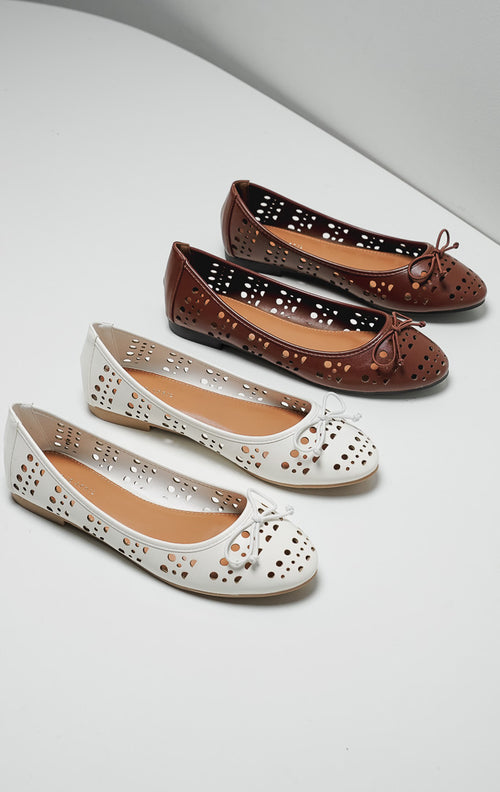 Tampilan atas sepatu ballet flats wanita warna putih Cyra Flats dengan motif laser cut berlubang dan aksen pita kecil.