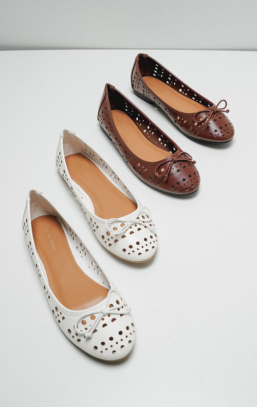 Tampilan atas sepatu ballet flats wanita warna putih Cyra Flats dengan motif laser cut berlubang dan aksen pita kecil.