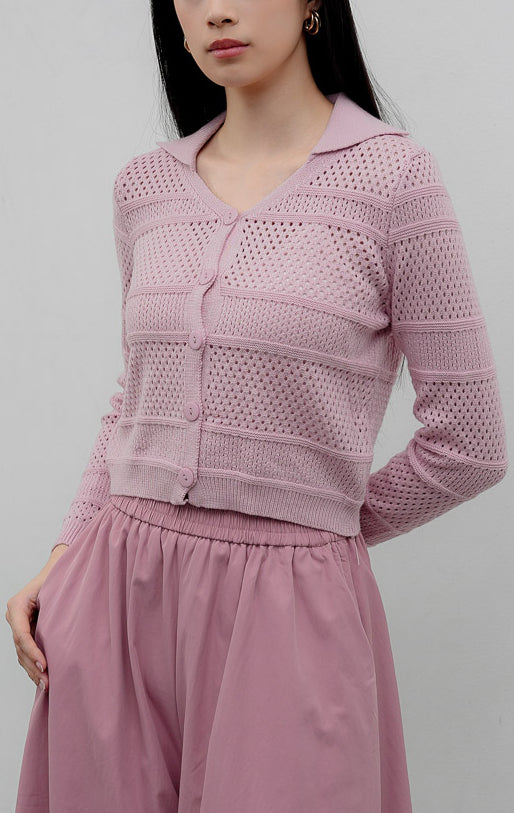 Kardigan rajut wanita lengan panjang warna merah muda (pink) Cyra Cardigan berkerah kemeja dengan tekstur motif rajut berlubang (perforated ridge) dan bukaan kancing depan.