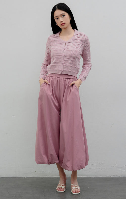 Kardigan rajut wanita lengan panjang warna merah muda (pink) Cyra Cardigan berkerah kemeja dengan tekstur motif rajut berlubang (perforated ridge) dan bukaan kancing depan.