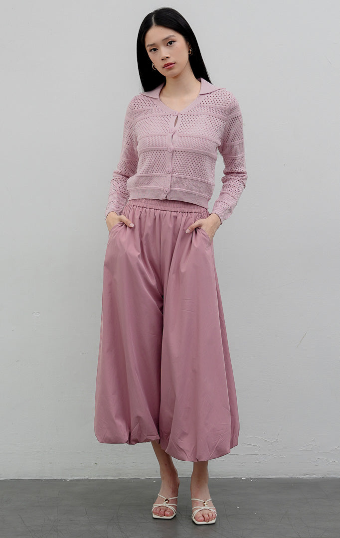 Kardigan rajut wanita lengan panjang warna merah muda (pink) Cyra Cardigan berkerah kemeja dengan tekstur motif rajut berlubang (perforated ridge) dan bukaan kancing depan.