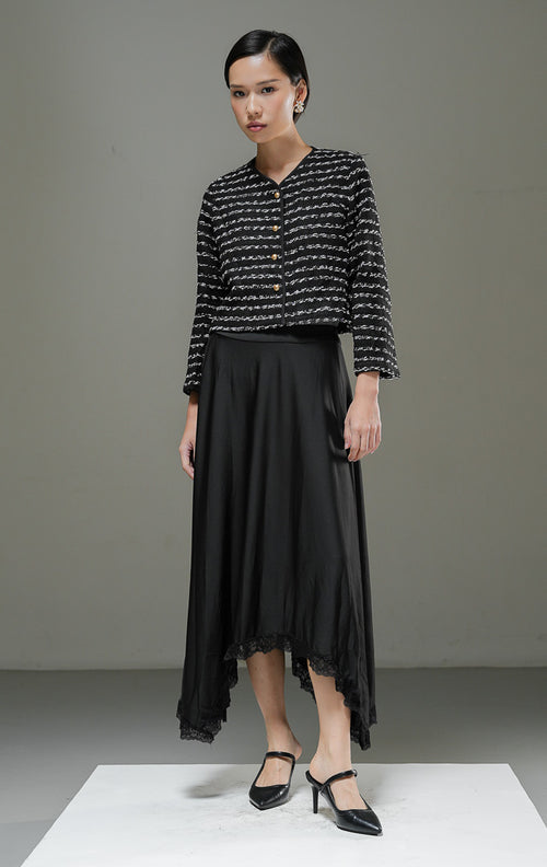 Blazer tweed wanita Cyrene Blazer warna hitam motif stripe bertekstur potongan crop, kerah bulat, lengan panjang, dan kancing emas. 