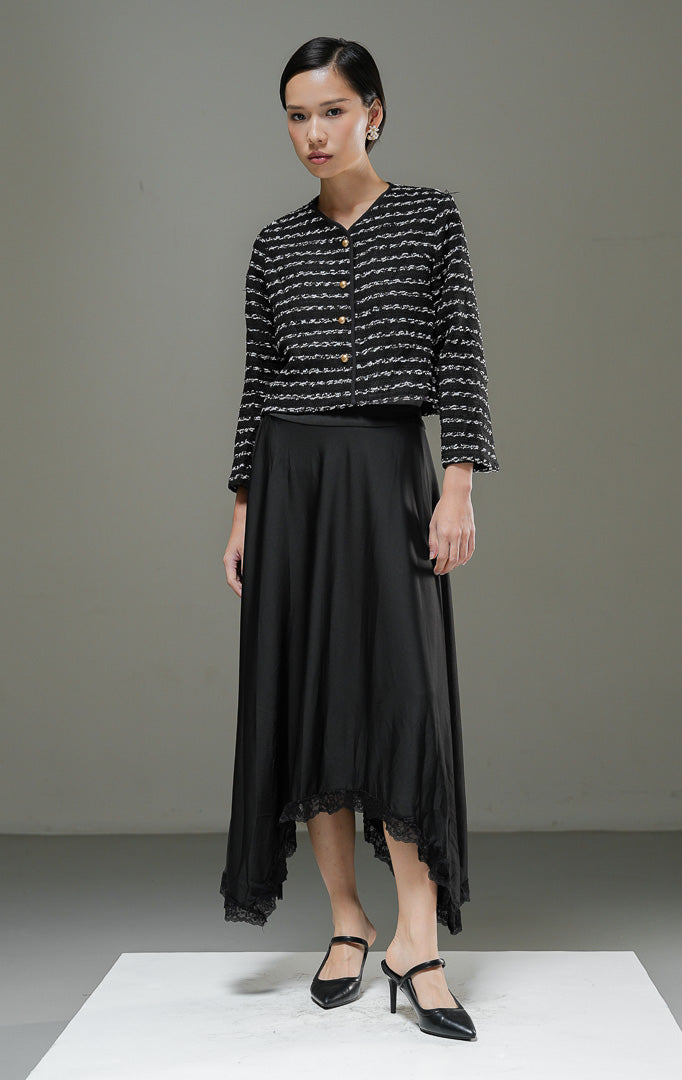 Blazer tweed wanita Cyrene Blazer warna hitam motif stripe bertekstur potongan crop, kerah bulat, lengan panjang, dan kancing emas. 