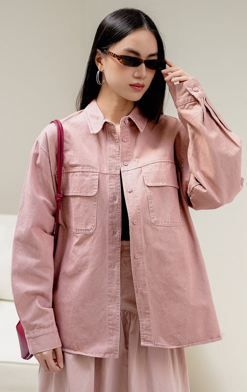 Kemeja wanita Dahlia Top warna dusty pink berbahan cotton twill soft washed dengan lengan panjang, kantong dada fungsional, dan kancing depan.