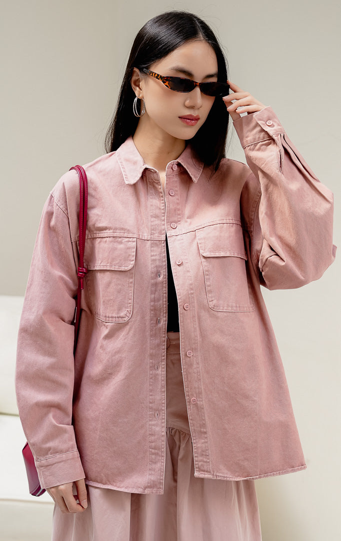 Kemeja wanita Dahlia Top warna dusty pink berbahan cotton twill soft washed dengan lengan panjang, kantong dada fungsional, dan kancing depan.