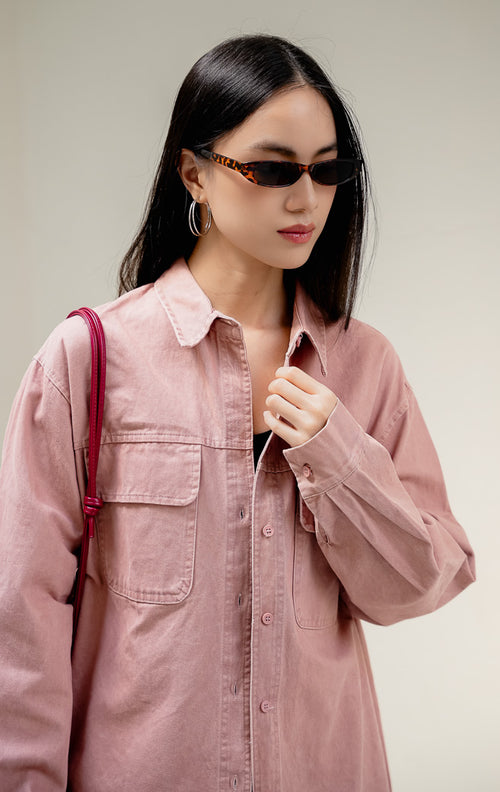 Kemeja wanita Dahlia Top warna dusty pink berbahan cotton twill soft washed dengan lengan panjang, kantong dada fungsional, dan kancing depan.