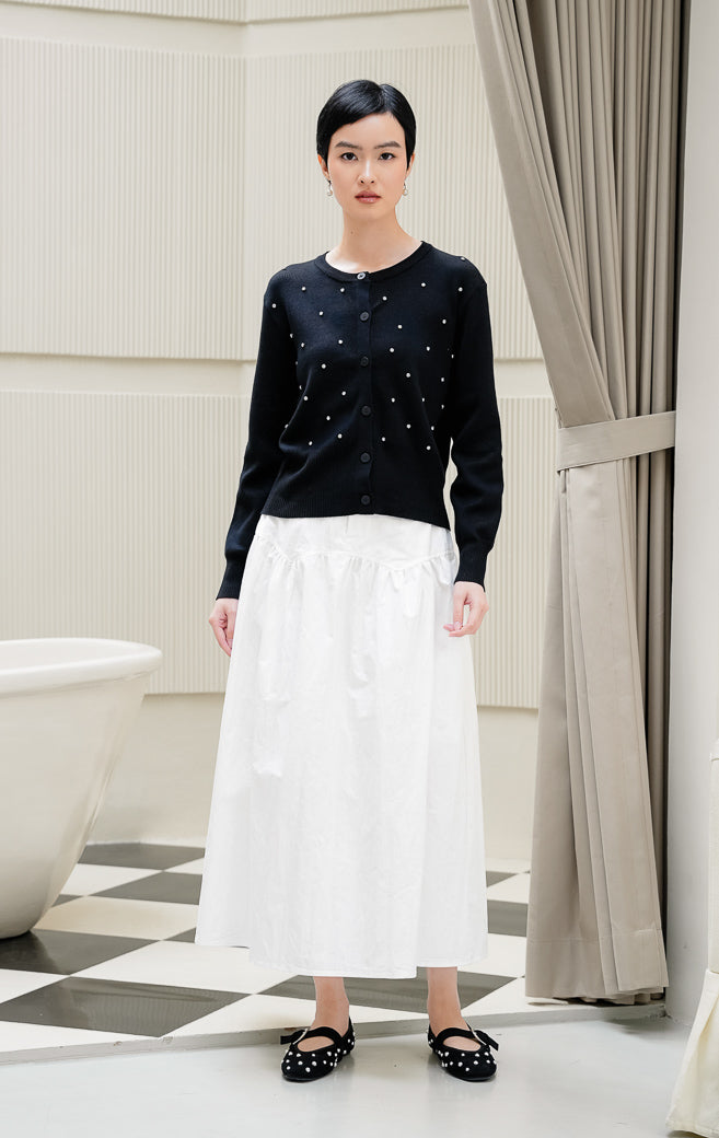 Cardigan rajut lengan panjang wanita warna hitam Daimen Top dengan aksen manik mutiara berkilau (rhinestone), kerah bulat (round-neck), dan kancing depan.
