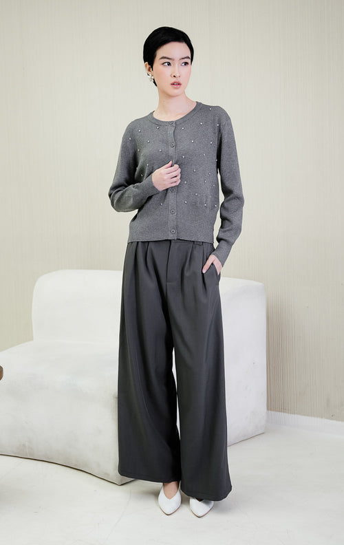 Cardigan rajut lengan panjang wanita warna abu-abu Daimen Top dengan aksen manik mutiara berkilau (rhinestone), kerah bulat (round-neck), dan kancing depan.