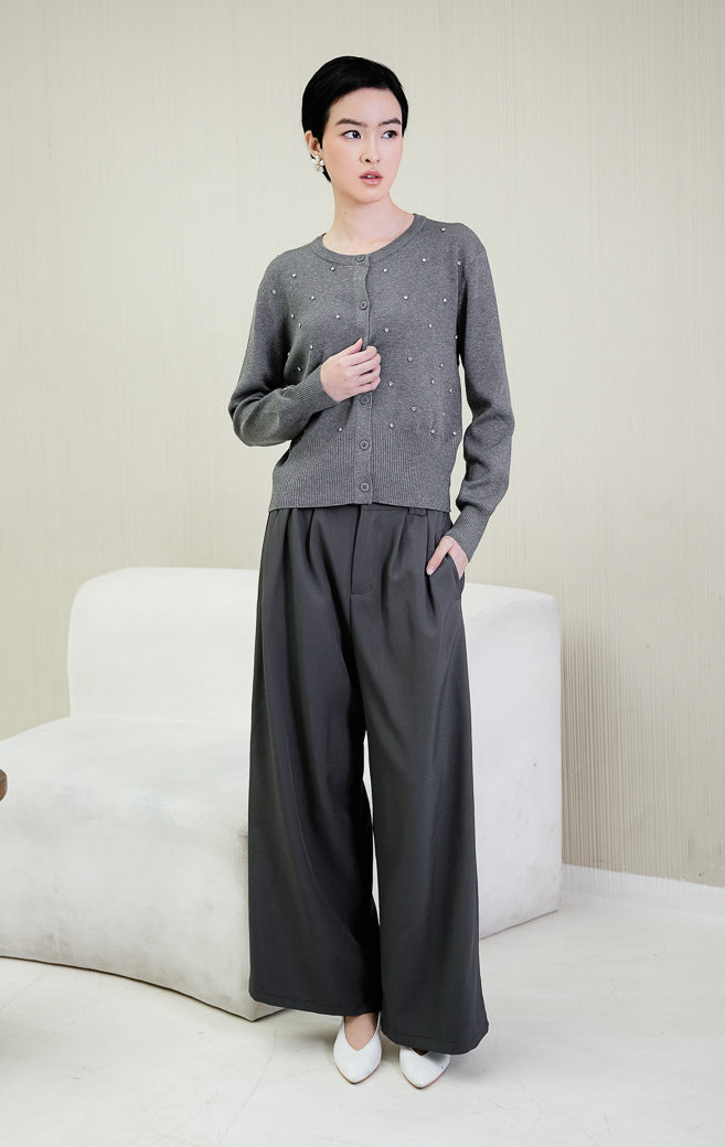 Cardigan rajut lengan panjang wanita warna abu-abu Daimen Top dengan aksen manik mutiara berkilau (rhinestone), kerah bulat (round-neck), dan kancing depan.