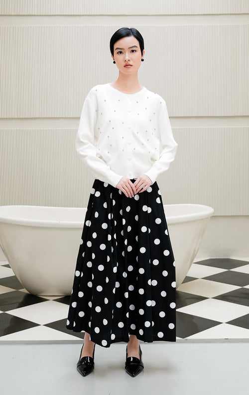Cardigan rajut lengan panjang wanita warna putih Daimen Top dengan aksen manik mutiara berkilau (rhinestone), kerah bulat (round-neck), dan kancing depan.