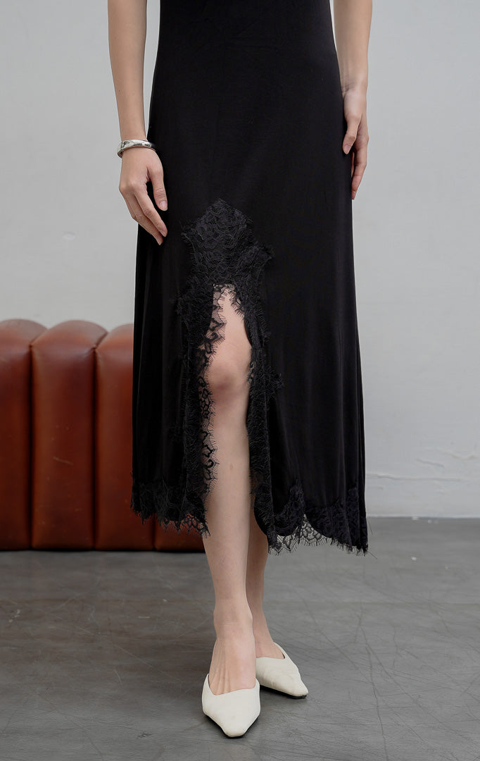 Gaun panjang (maxi dress) wanita lengan pendek warna hitam (black) Dendely Dress berbahan kaos jersey halus dengan variasi renda Chantilly (Chantilly lace trim) di bagian bawah.