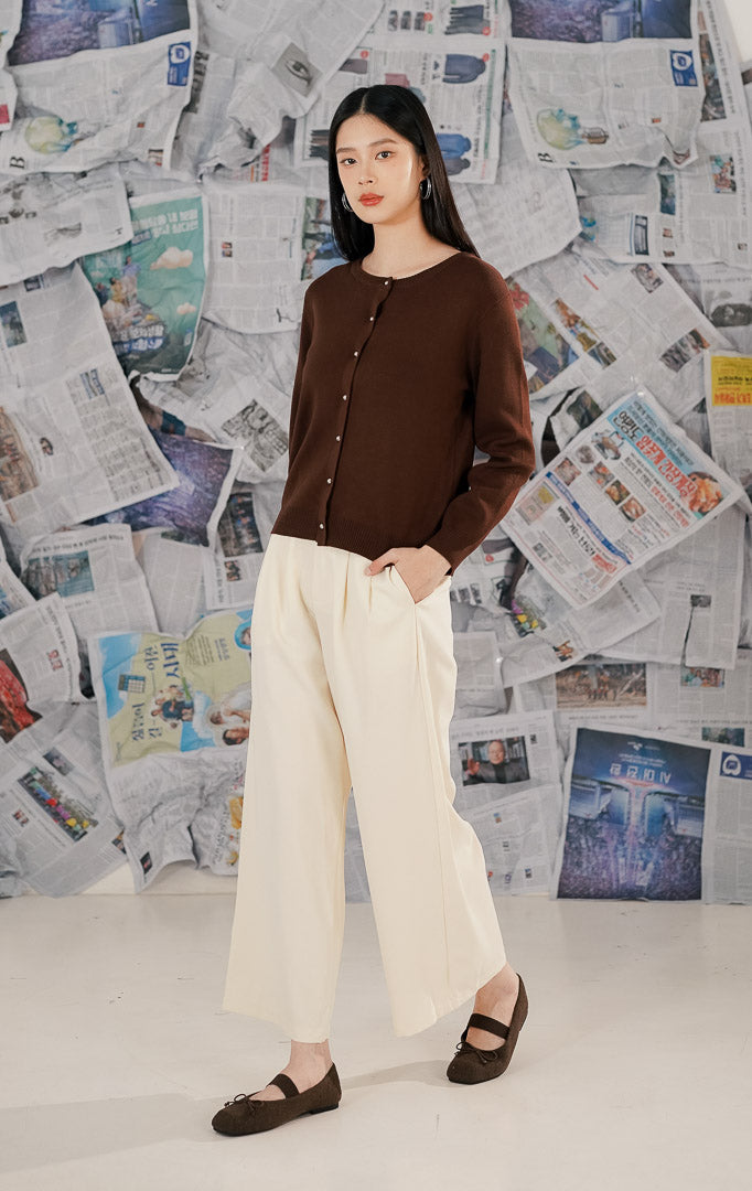 Close-up tekstur bahan rajut lembut dan elastis (stretch) pada Kester Cardigan Brown