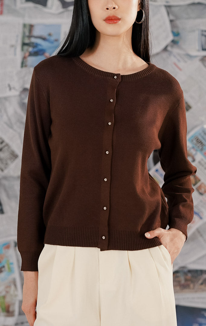 Close-up tekstur bahan rajut lembut dan elastis (stretch) pada Kester Cardigan Brown