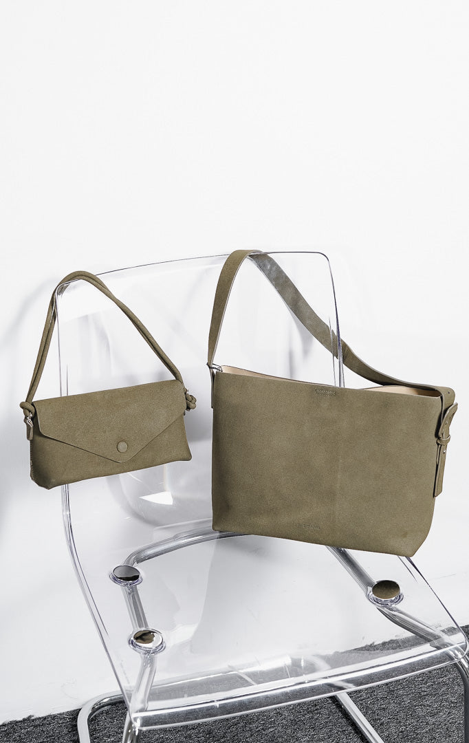 Set tas bahu Domenica Bag Olive bahan suede warna hijau olive dengan pouch amplop minimalis.