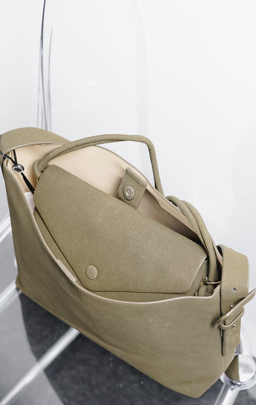 Set tas bahu Domenica Bag Olive bahan suede warna hijau olive dengan pouch amplop minimalis.