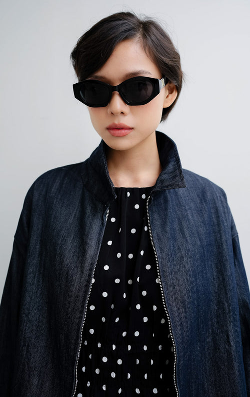 Jaket denim wanita warna biru indigo Donavan Jacket dengan desain kerah klasik, bukaan ritsleting depan (front zipper), dan siluet minimalist utility.