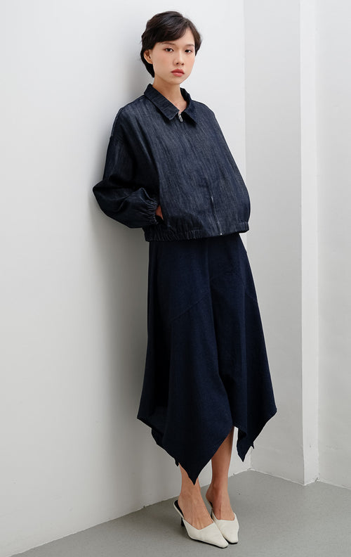 Jaket denim wanita warna biru indigo Donavan Jacket dengan desain kerah klasik, bukaan ritsleting depan (front zipper), dan siluet minimalist utility.