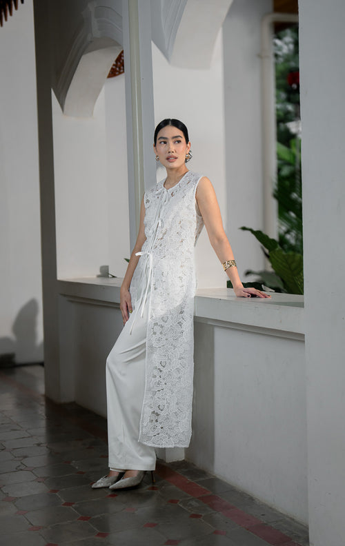 EID Aziza Top White, luaran rompi panjang wanita bahan lace brukat 
transparan warna putih dengan motif bunga dan detail tali pengikat pita di 
bagian depan.

