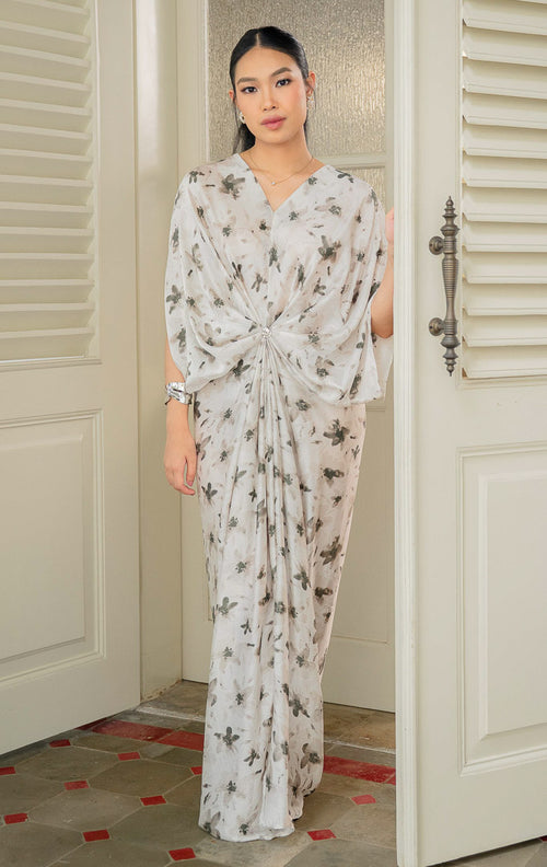 EID Azzahra Dress Grey, gamis wanita warna putih gading bahan cotton 
organza dengan motif bordir geometris penuh, dilengkapi lapisan furing 
dalam dan kancing belakang.