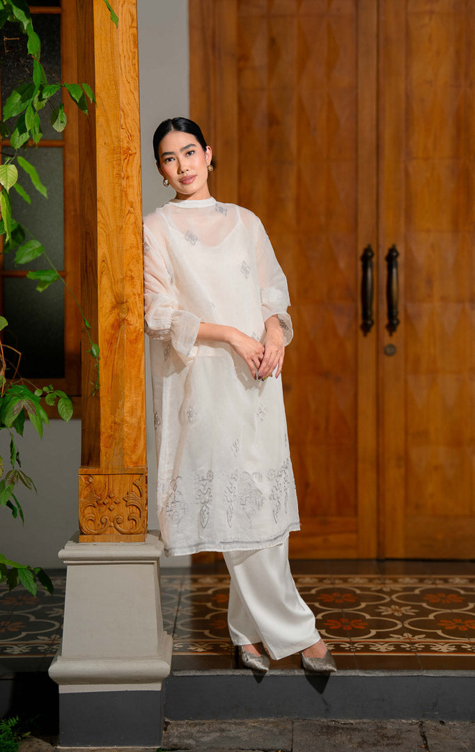 EID Azzahra Dress Ivory, gamis wanita warna putih gading bahan cotton 
organza dengan motif bordir geometris penuh, dilengkapi lapisan furing 
dalam dan kancing belakang.
