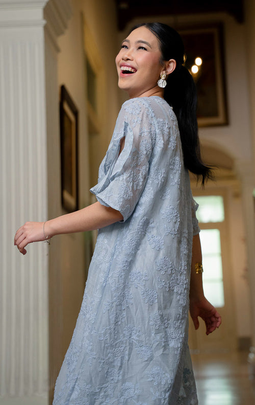 EID Ghazal Dress Blue, dress wanita warna biru muda bahan cotton voile 
transparan dengan motif bordir bunga penuh dan detail lengan pendek 
model ruffle