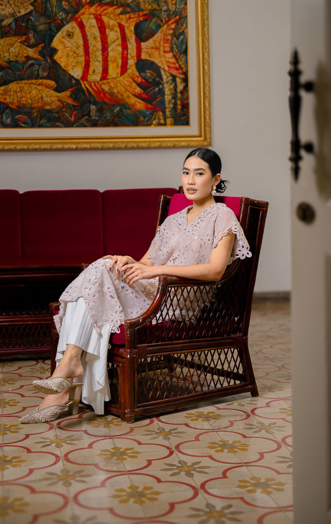 EID Halima Dress Pink, luaran vest panjang wanita warna merah muda 
bahan lace bordir floral transparan dengan detail pinggiran bergelombang 
(scalloped) dan motif kerawang.