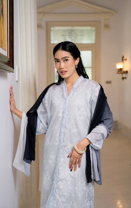 EID Inaya Top Blue, atasan outer panjang wanita warna biru muda 
transparan dengan motif bordir bunga putih tersebar dan detail renda lace 
lebar di bagian ujung bawah