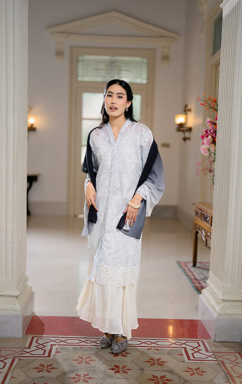 EID Inaya Top Blue, atasan outer panjang wanita warna biru muda 
transparan dengan motif bordir bunga putih tersebar dan detail renda lace 
lebar di bagian ujung bawah