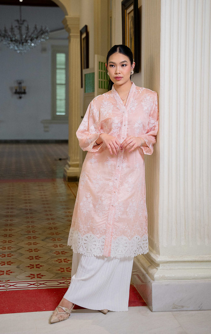 EID Inaya Top Pink, atasan outer panjang wanita warna merah muda 
transparan dengan motif bordir bunga putih tersebar dan detail renda lace 
lebar di bagian ujung bawah