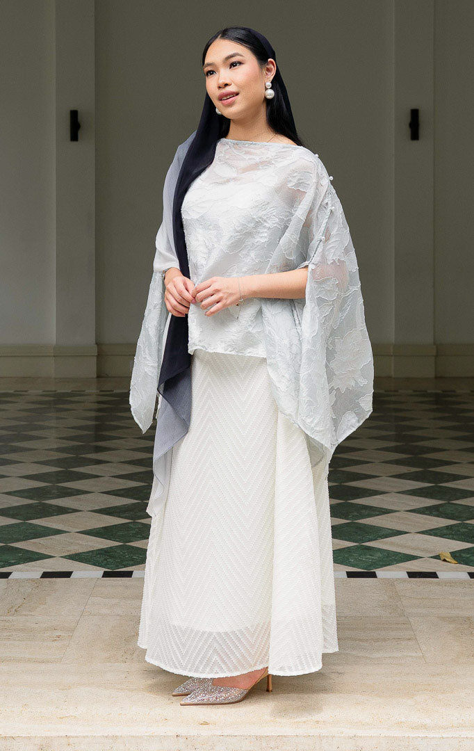 EID Jina Outer Grey, luaran model cape wanita bahan organza jacquard 
warna abu abu silver dengan motif bunga timbul dan kancing di bahu.