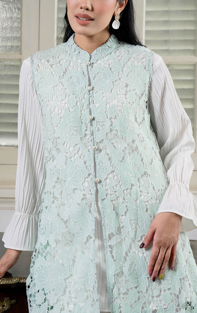 EID Kanira Dress Green, luaran rompi panjang wanita bahan lace motif 
bunga warna hijau mint dengan kancing depan mutiara dan kerah tinggi