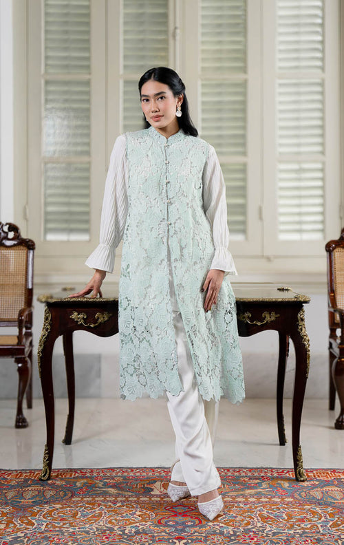 EID Kanira Dress Green, luaran rompi panjang wanita bahan lace motif 
bunga warna hijau mint dengan kancing depan mutiara dan kerah tinggi