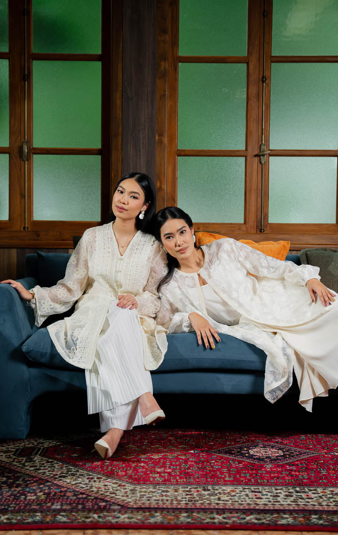 EID Maulida Outer Ivory, luaran panjang wanita warna putih gading bahan 
jacquard organza motif bunga timbul, lengan panjang balon, dan kancing 
tunggal di leher