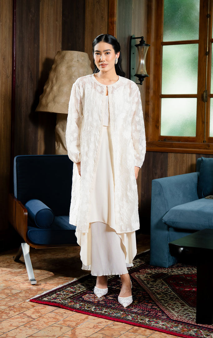 EID Maulida Outer Ivory, luaran panjang wanita warna putih gading bahan 
jacquard organza motif bunga timbul, lengan panjang balon, dan kancing 
tunggal di leher