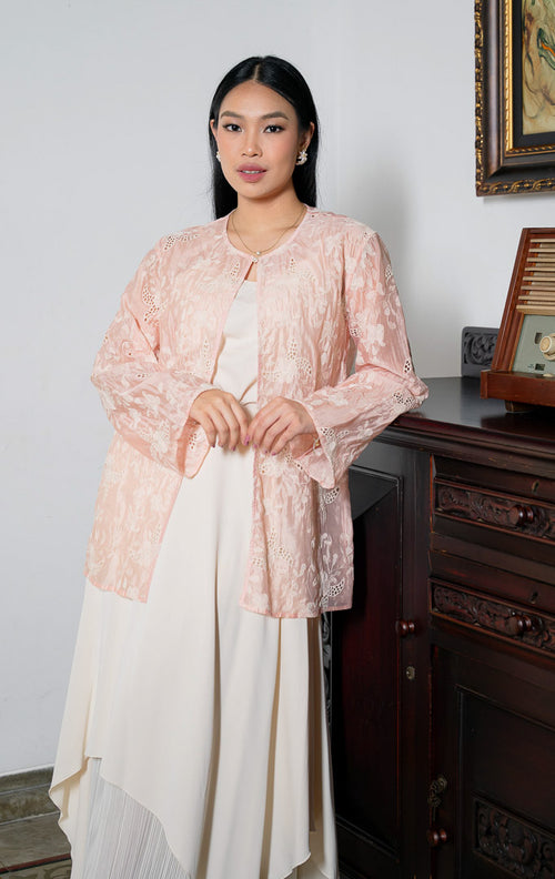 EID Mayada Outer Pink, luaran wanita bahan cotton organza warna merah 
muda dengan motif bordir eyelet bunga berlubang, lengan panjang, dan 
kancing mutiara satu di bagian leher