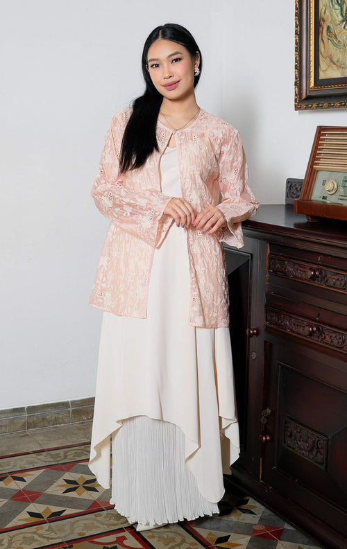 EID Mayada Outer Pink, luaran wanita bahan cotton organza warna merah 
muda dengan motif bordir eyelet bunga berlubang, lengan panjang, dan 
kancing mutiara satu di bagian leher