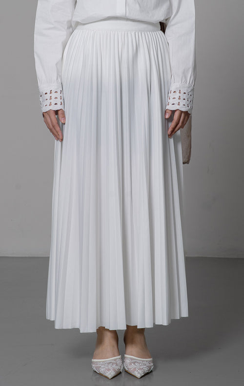 EID Pearson Skirt White, rok bawahan wanita warna putih bersih model 
plisket A line dengan tekstur lipit vertikal kecil, pinggang karet elastis, dan 
lapisan furing dalam.