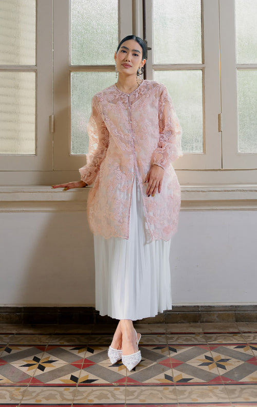 EID Pearson Skirt White, rok bawahan wanita warna putih bersih model 
plisket A line dengan tekstur lipit vertikal kecil, pinggang karet elastis, dan 
lapisan furing dalam.