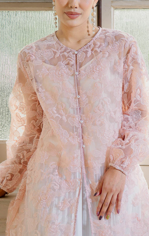 EID Reina Outer Pink, luaran cardigan wanita bahan organza transparan 
warna merah muda dengan motif bordir bunga penuh dan kancing depan 
mutiara
