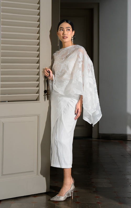 EID Shaima Skirt White, rok bawahan wanita warna putih bahan katun 
tekstur crinkle dengan model wrap lilit, pinggang karet elastis, dan penutup 
resleting.