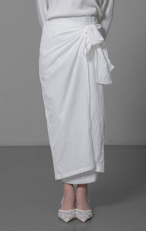 EID Shaima Skirt White, rok bawahan wanita warna putih bahan katun 
tekstur crinkle dengan model wrap lilit, pinggang karet elastis, dan penutup 
resleting.
