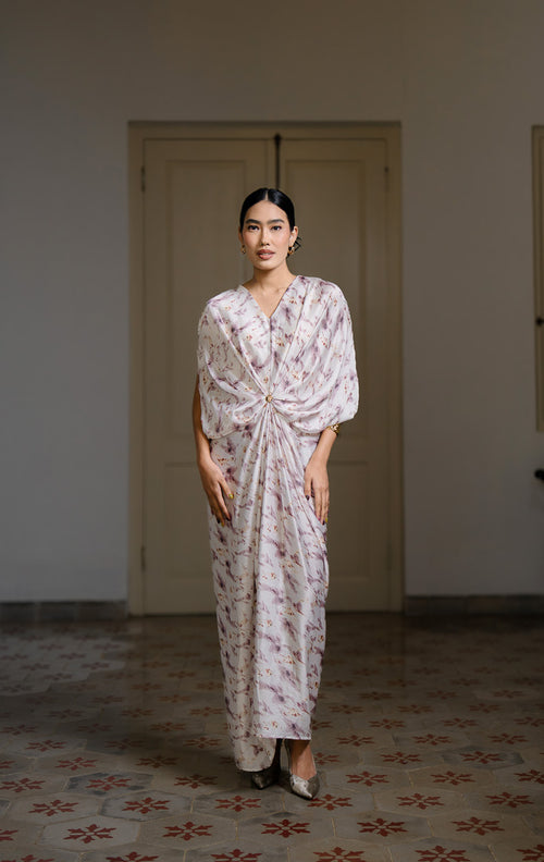 EID Shakira Dress Ivory, gamis kaftan wanita warna putih gading bahan 
viscose crinkle tekstur kusut alami model batwing, dilengkapi aksesoris bros 
dada detachable