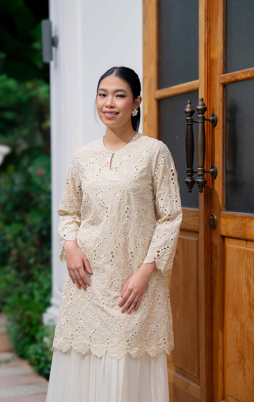EID Zaina Top Ivory, atasan blouse wanita warna putih gading bahan katun 
bordir eyelet motif bunga dengan detail kancing depan keyhole dan lengan 
panjang